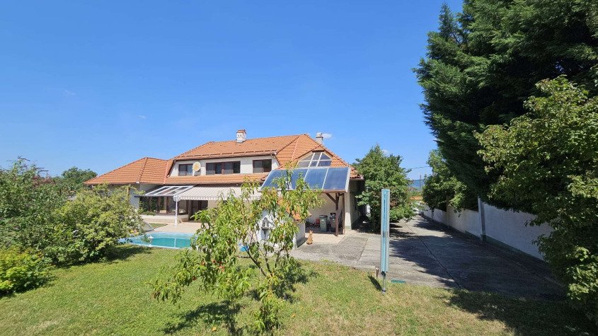 Großzügiges Wohnhaus mit 3 Einheiten, Pool und parkähnlichem Garten (CM225)