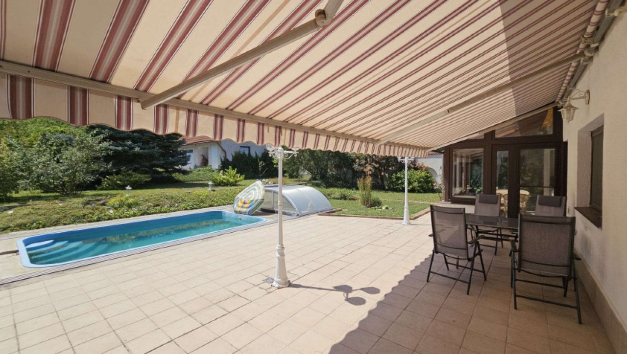Großzügiges Wohnhaus mit 3 Einheiten, Pool und parkähnlichem Garten (CM225)