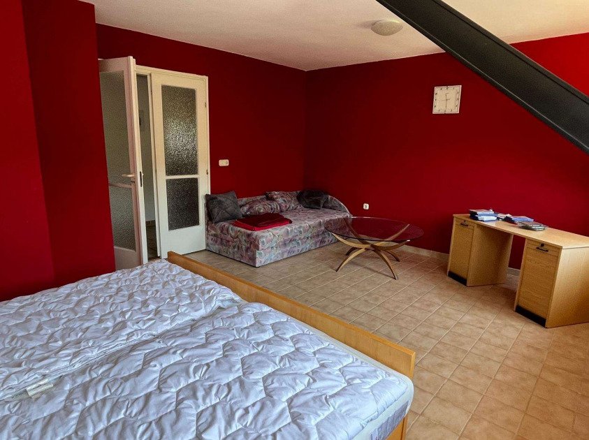 Großzügiges Wohnhaus mit 3 Einheiten, Pool und parkähnlichem Garten (CM225)