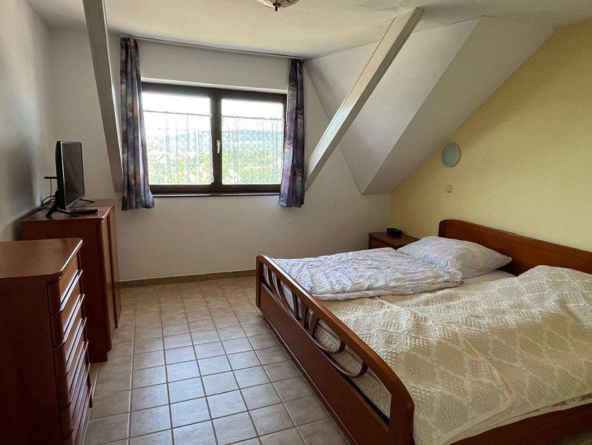 Großzügiges Wohnhaus mit 3 Einheiten, Pool und parkähnlichem Garten (CM225)