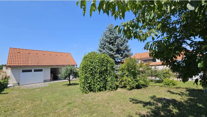 Großzügiges Wohnhaus mit 3 Einheiten, Pool und parkähnlichem Garten (CM225)