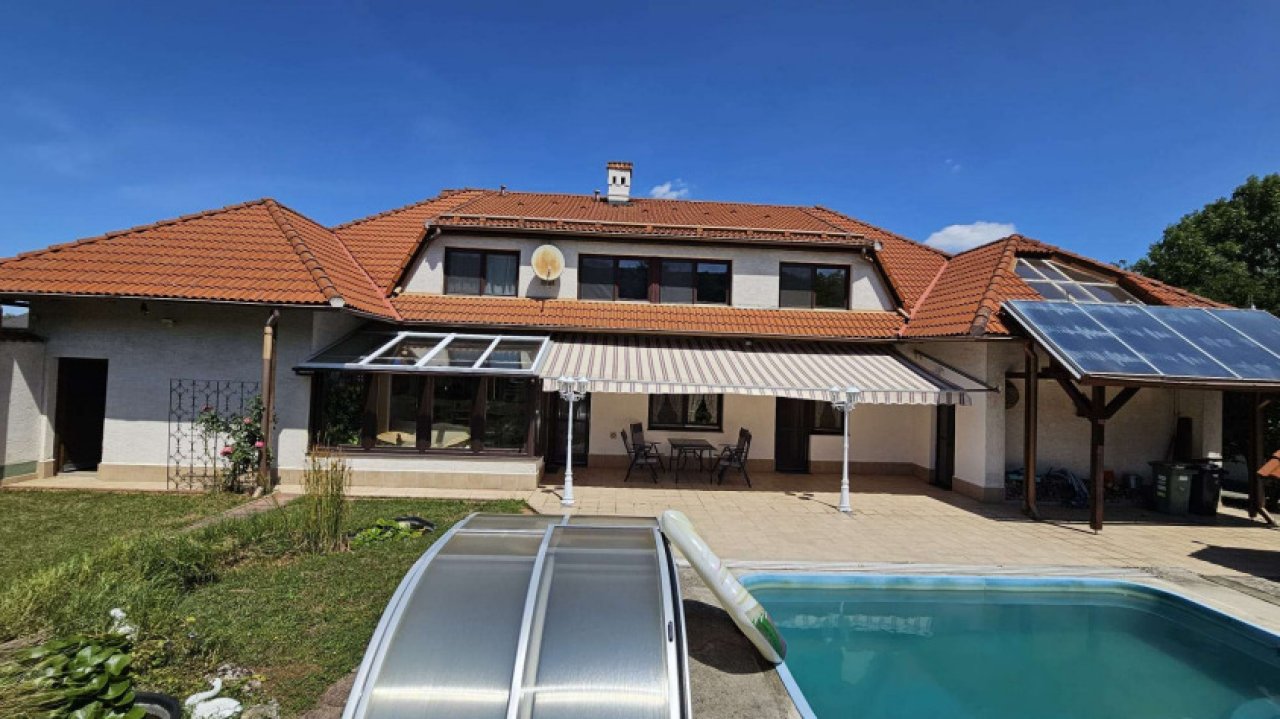 Großzügiges Wohnhaus mit 3 Einheiten, Pool und parkähnlichem Garten (CM225)