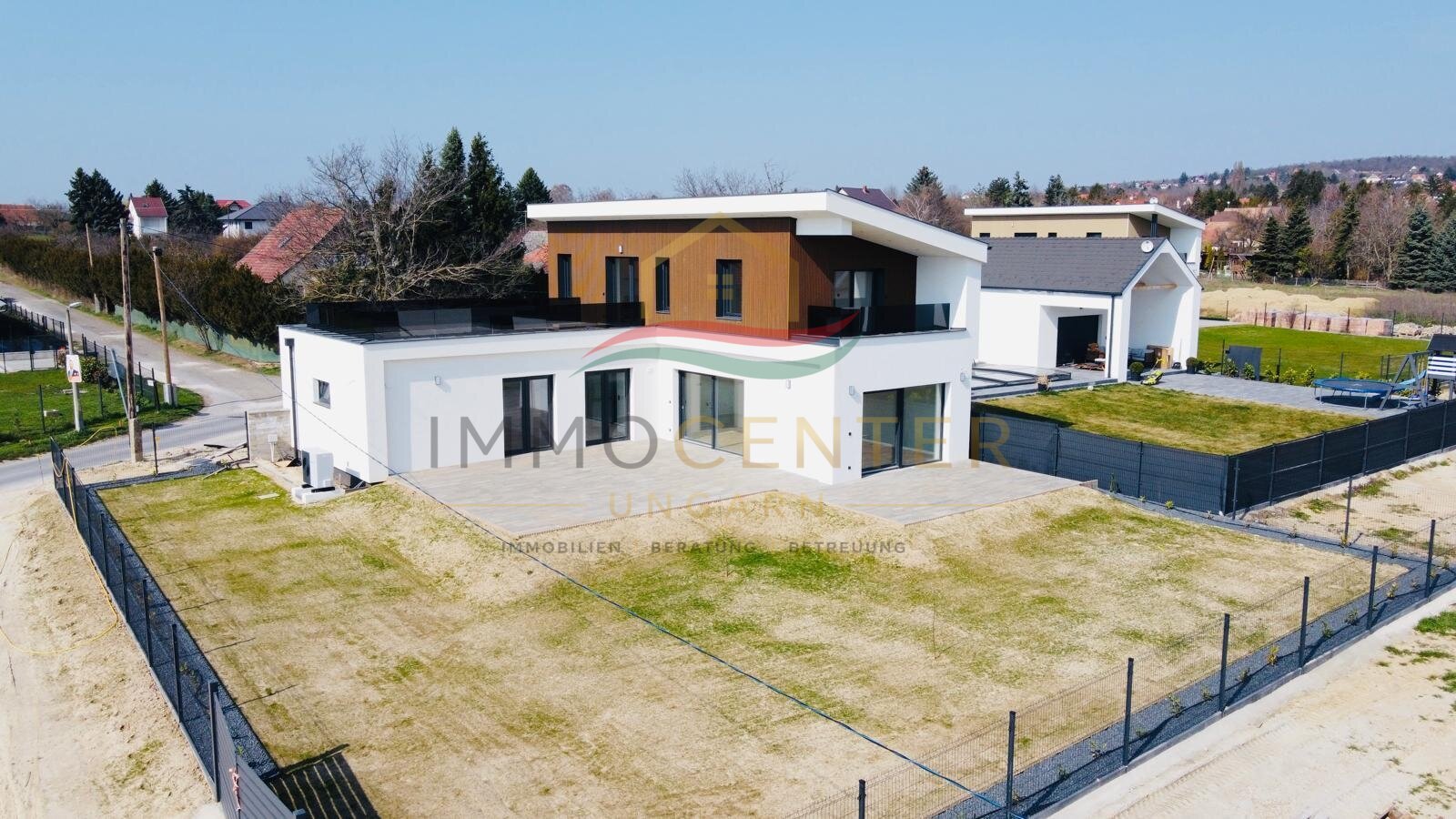 (AAA) Neu gebaute Energieeffiziente Häuser mit Panorama auf den Plattensee
