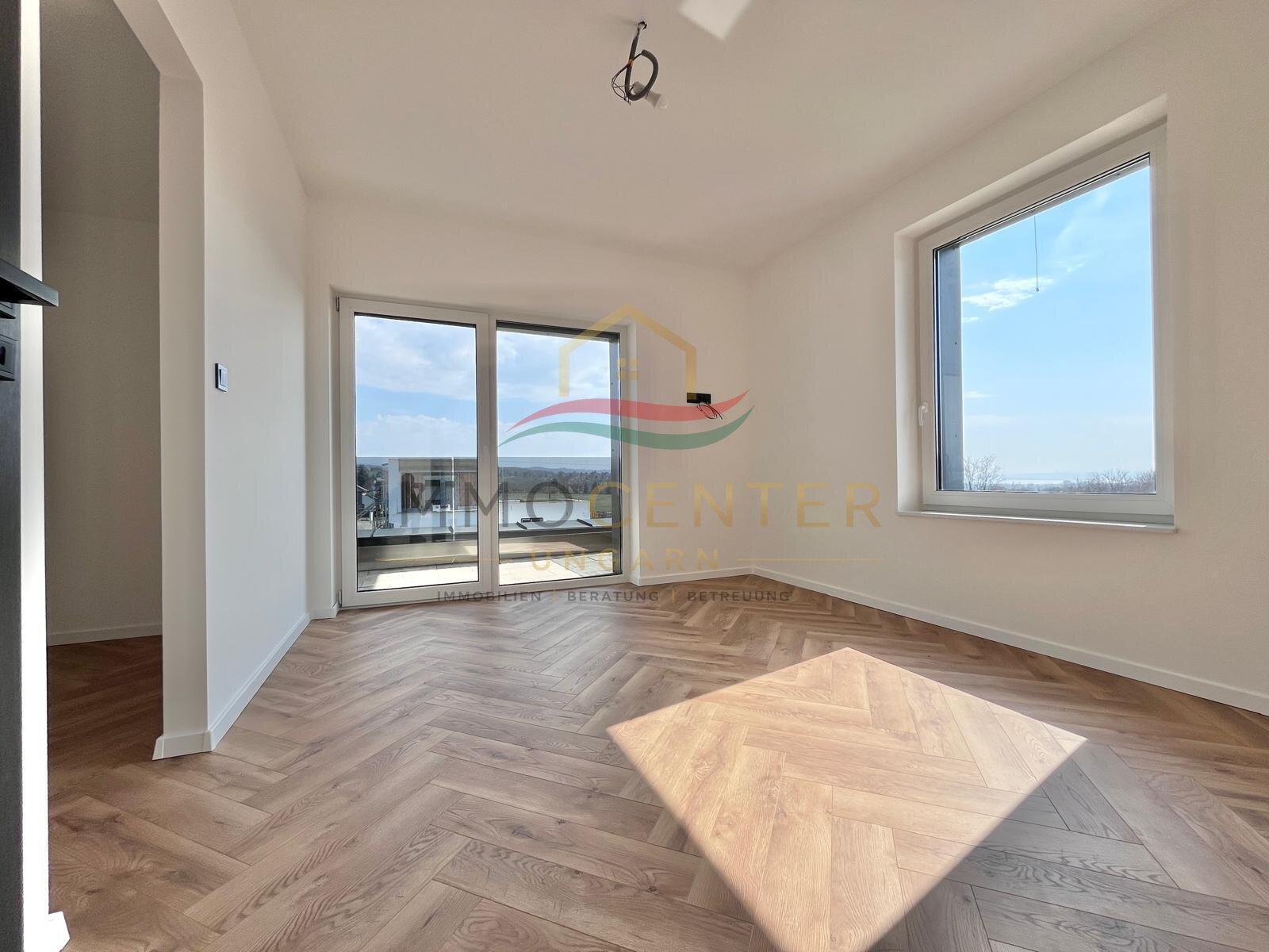 (AAA) Neu gebaute Energieeffiziente Häuser mit Panorama auf den Plattensee