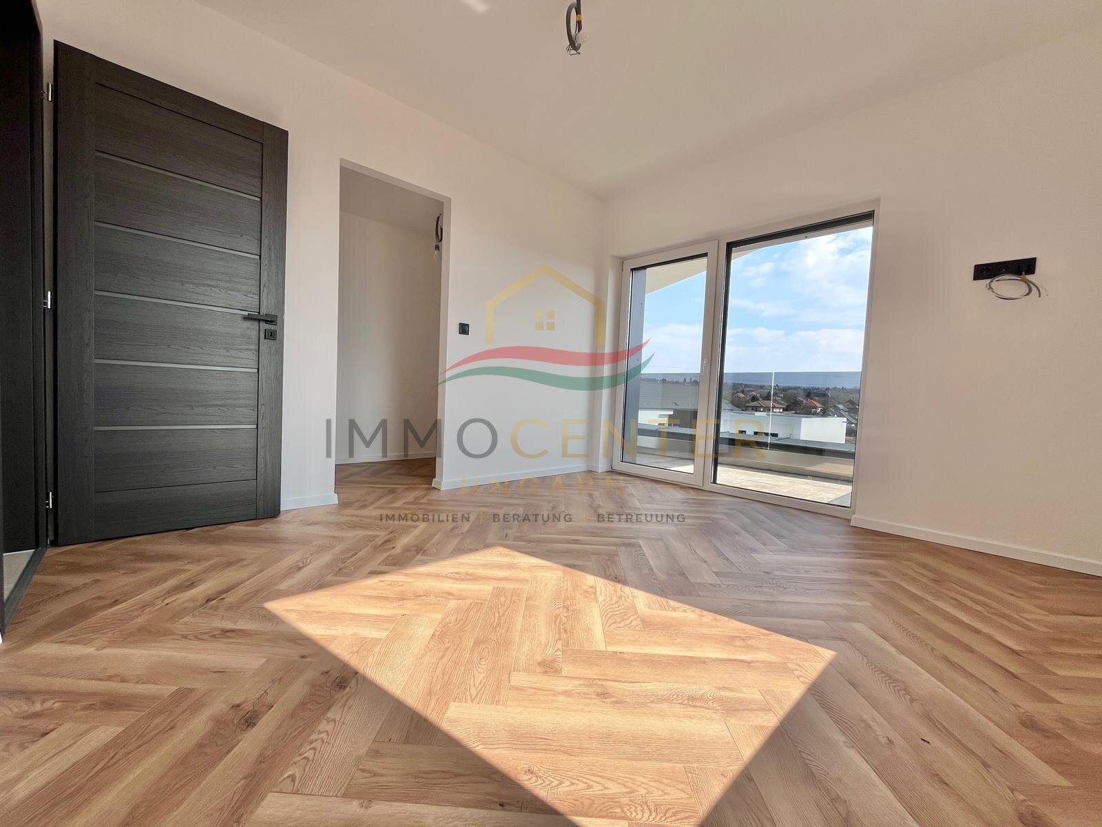 (AAA) Neu gebaute Energieeffiziente Häuser mit Panorama auf den Plattensee