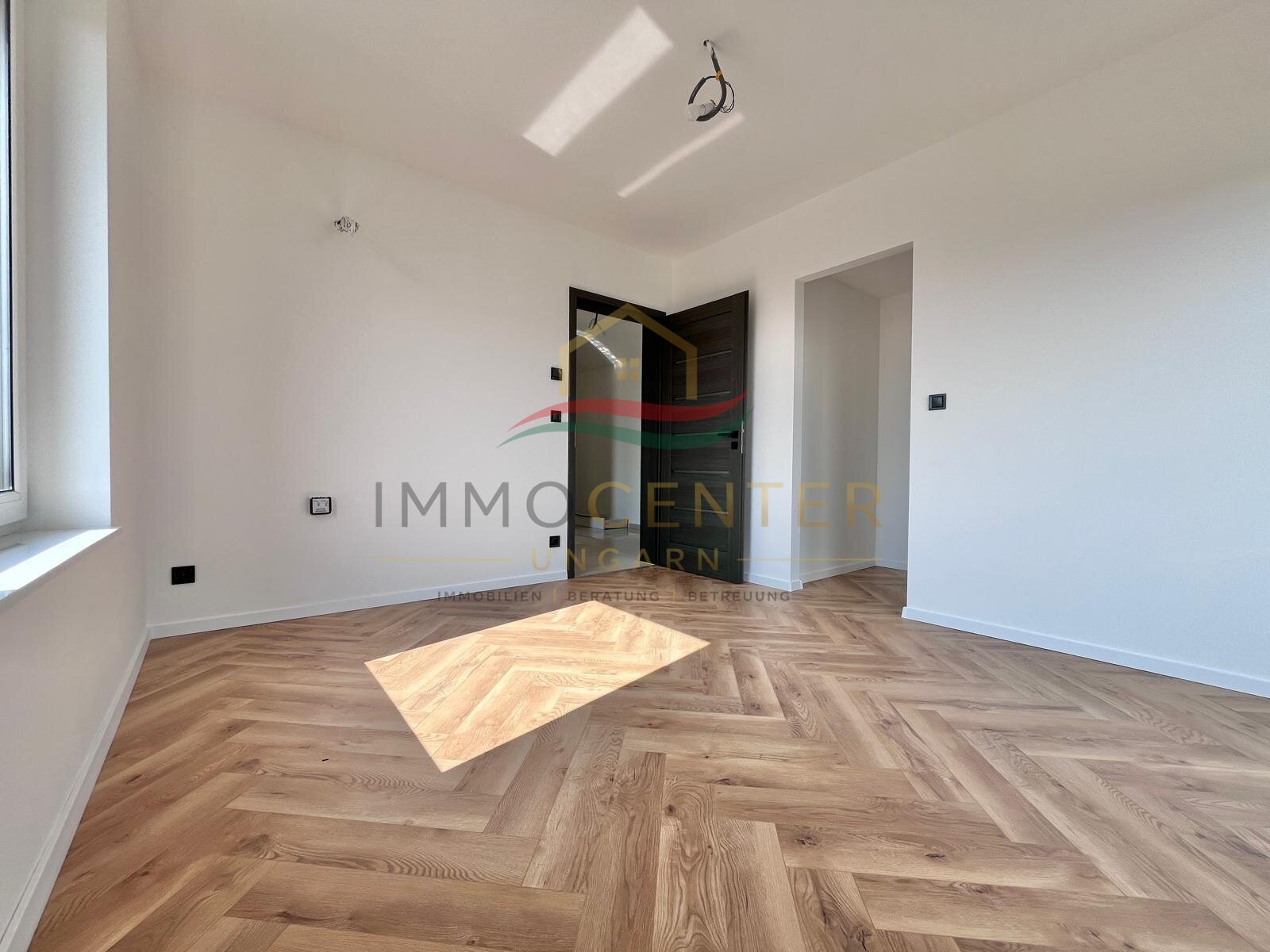 (AAA) Neu gebaute Energieeffiziente Häuser mit Panorama auf den Plattensee