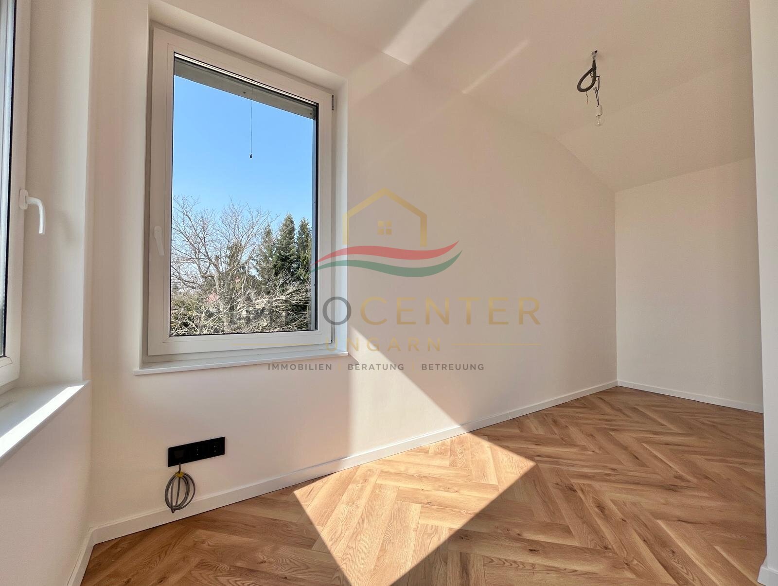 (AAA) Neu gebaute Energieeffiziente Häuser mit Panorama auf den Plattensee