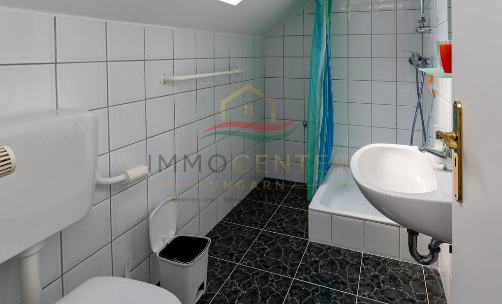 (AAA) Großzügiges Einfamilienhaus mit beeindruckendem Swimmingpool – Ideal als Familienwohnsitz oder Kapitalanlage (33912)