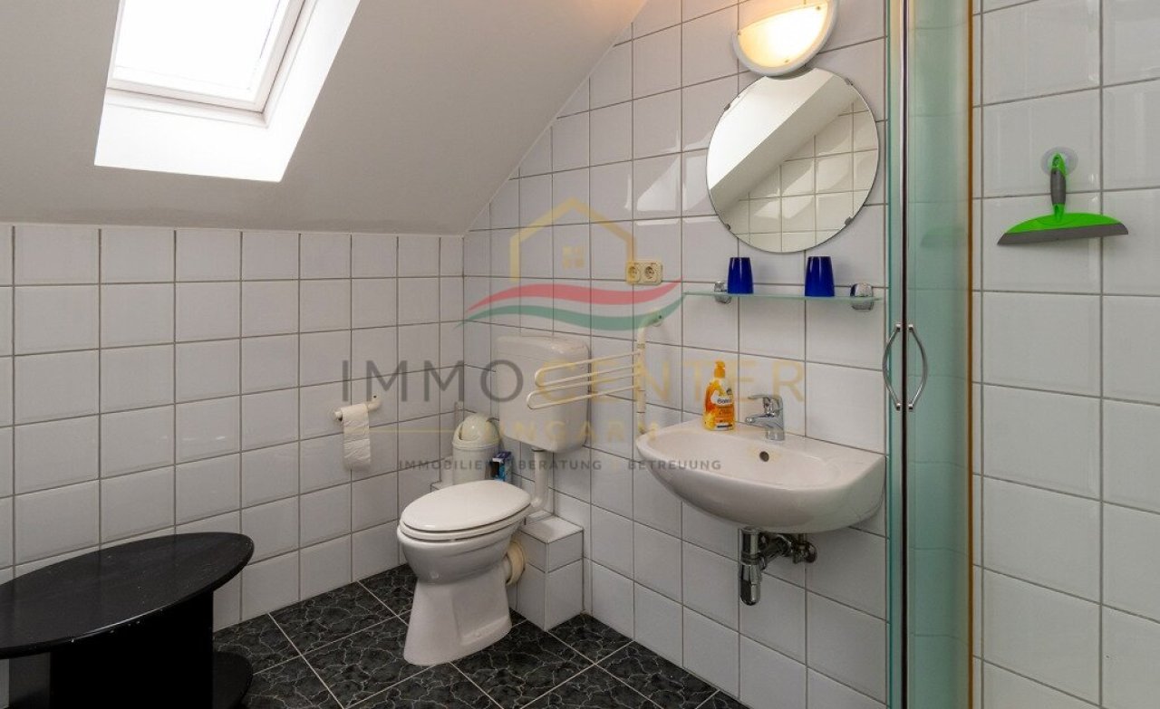 (AAA) Großzügiges Einfamilienhaus mit beeindruckendem Swimmingpool – Ideal als Familienwohnsitz oder Kapitalanlage (33912)