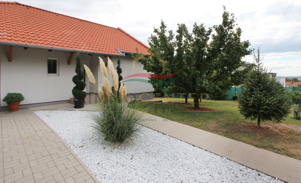 (AAA) Exklusives Einfamilienhaus in ruhiger Lage - naturnah mit teilweisem Balatonblick