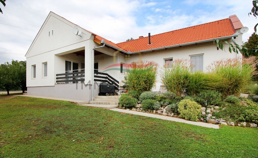 (AAA) Exklusives Einfamilienhaus in ruhiger Lage - naturnah mit teilweisem Balatonblick