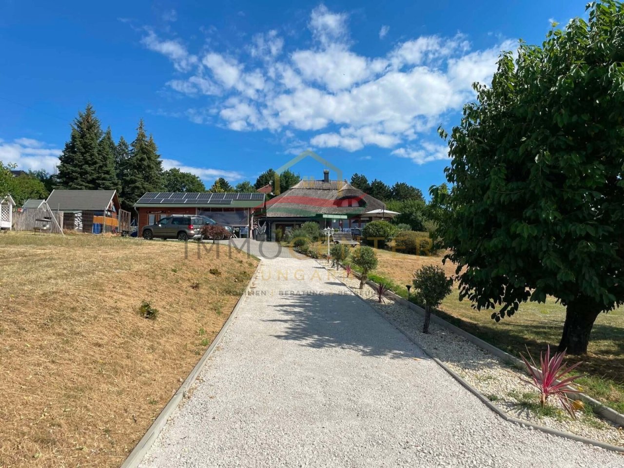 (AAA) Gemütliches Reetdachhaus mit Weitblick oberhalb vom Balaton (CM0216)