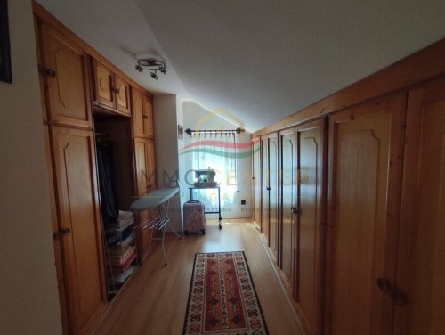 (BAA) Gepflegtes Familienhaus mit alpinem Charakter auf wunderschön eingewachsenem Grundstück (Lux008)