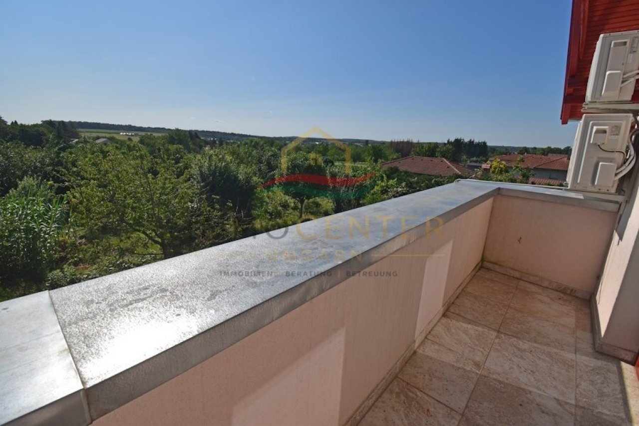 (BAA) Neuwertiges Haus mit schönem Ausblick, nah der Stadt und dem Thermalbad (FER0727)