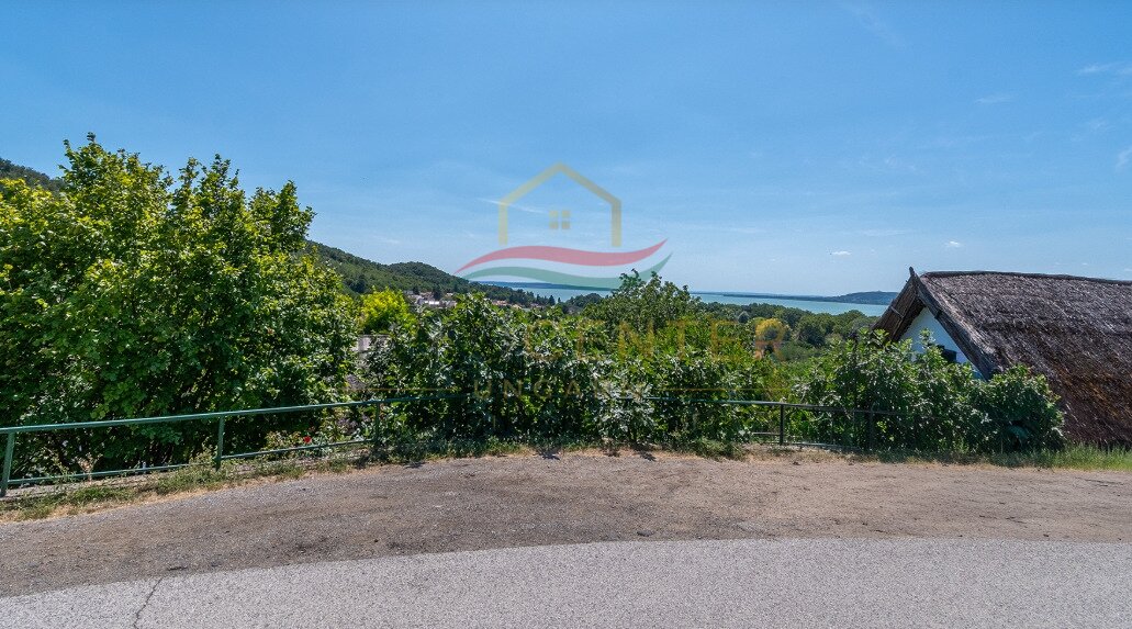 (AAA) Märchenhafter Panoramablick am Nordufer u. am Fuße der Burg Szigliget (33924)