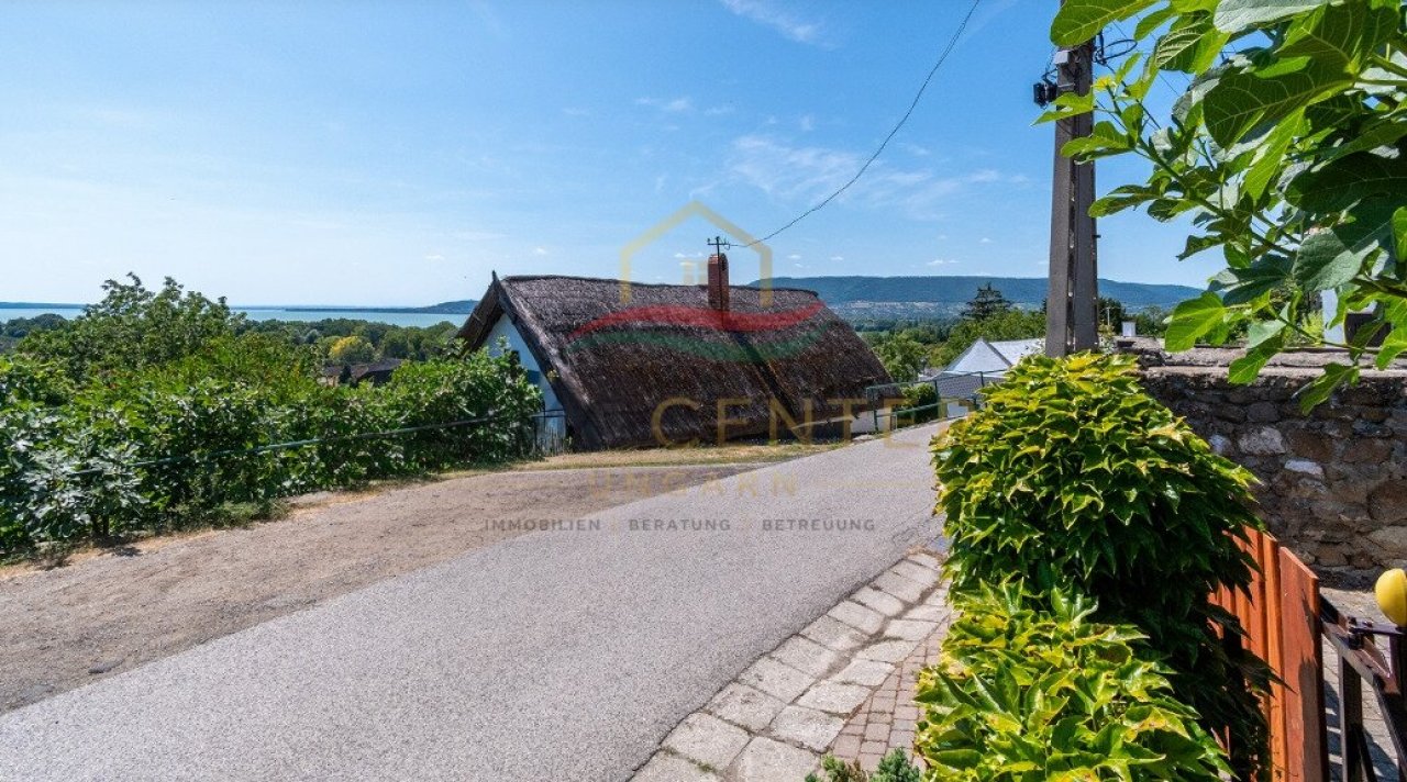 (AAA) Märchenhafter Panoramablick am Nordufer u. am Fuße der Burg Szigliget (33924)