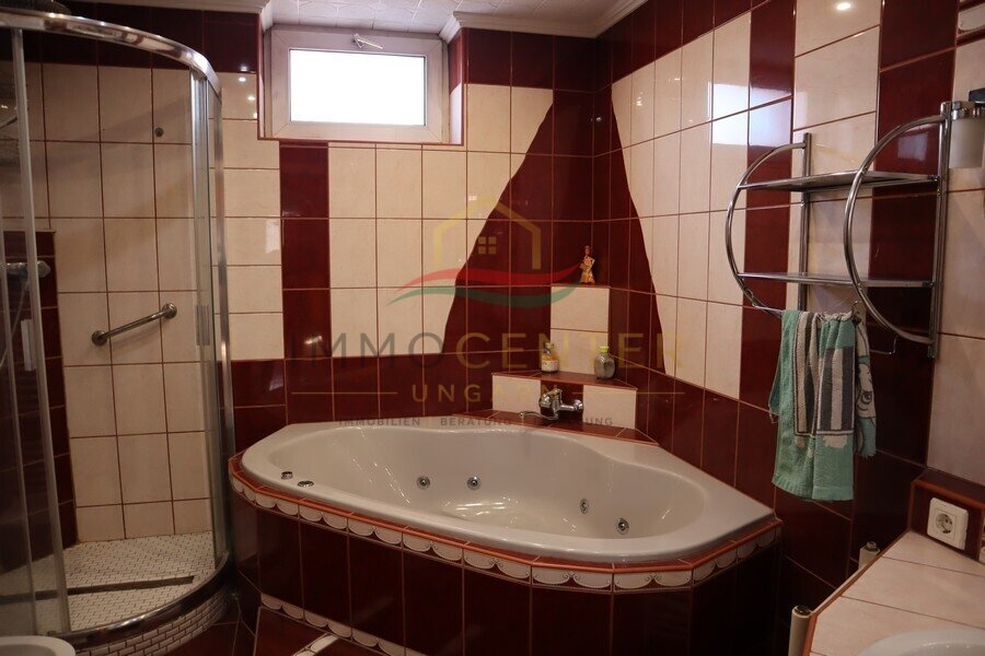 (BBA) Einfamilienhaus mit eigenem Fischteich, Pool und Werkstatt (Lux015)