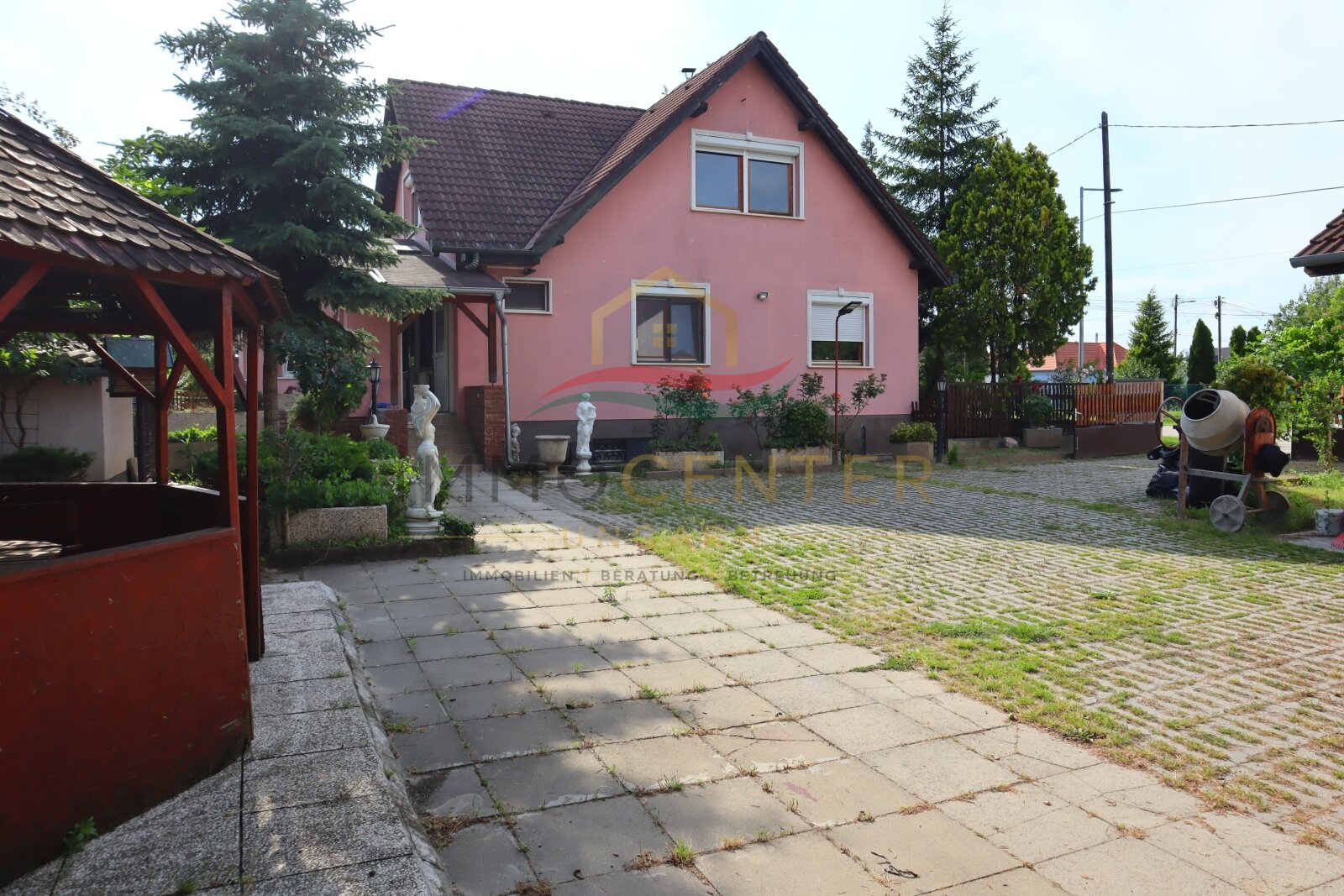 Familienhaus mit Wintergarten, Gästehaus, Pool & Sauna – bei Győr, in Gönyű! (Lux018)