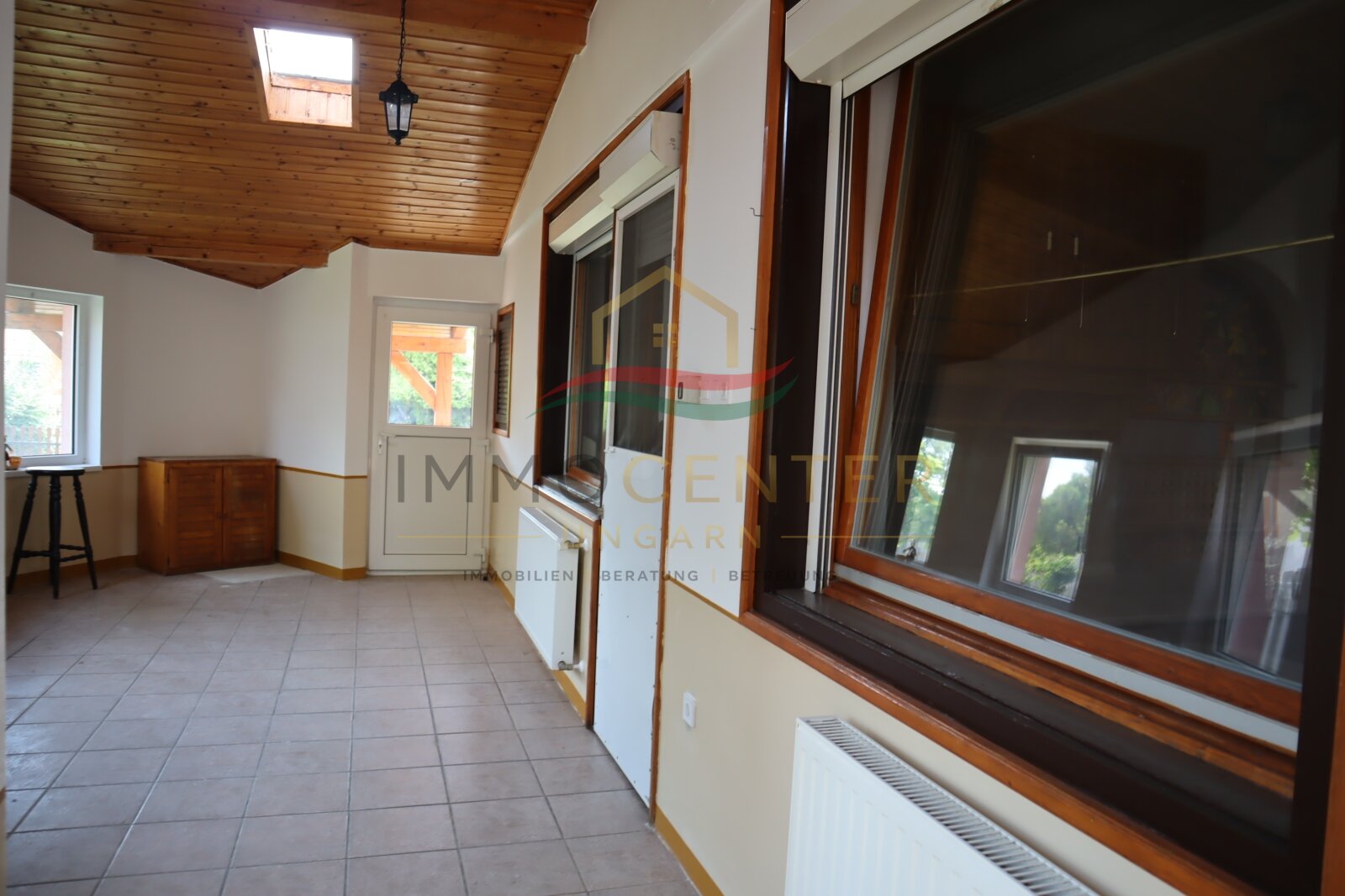 Familienhaus mit Wintergarten, Gästehaus, Pool & Sauna – bei Győr, in Gönyű! (Lux018)