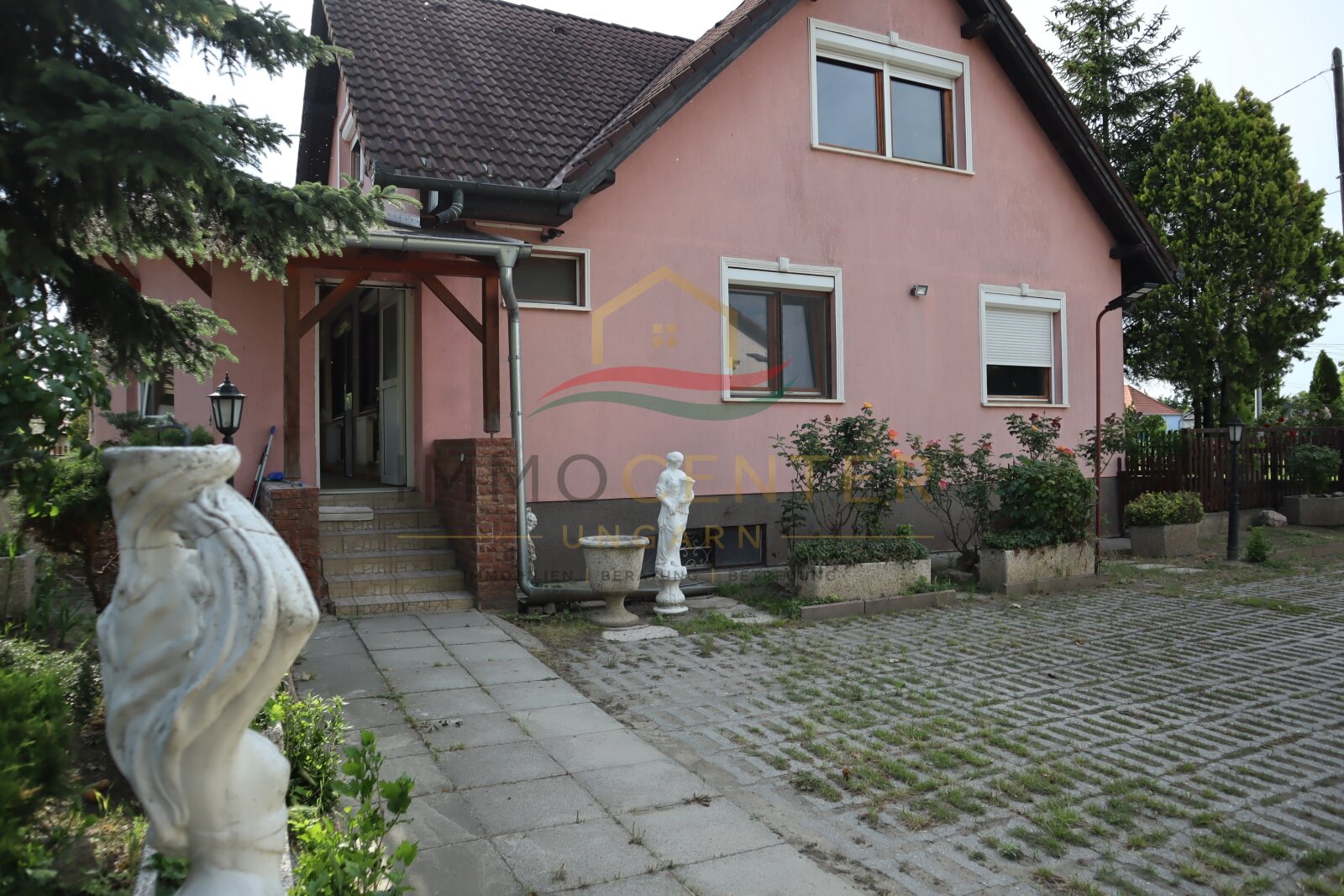 Familienhaus mit Wintergarten, Gästehaus, Pool & Sauna – bei Győr, in Gönyű! (Lux018)