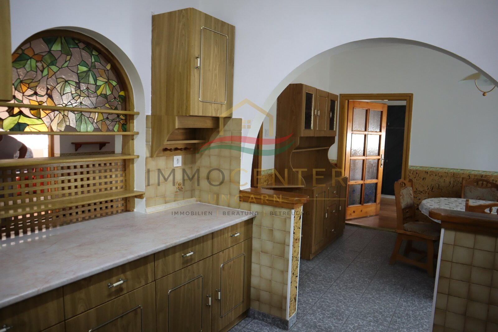 Familienhaus mit Wintergarten, Gästehaus, Pool & Sauna – bei Győr, in Gönyű! (Lux018)