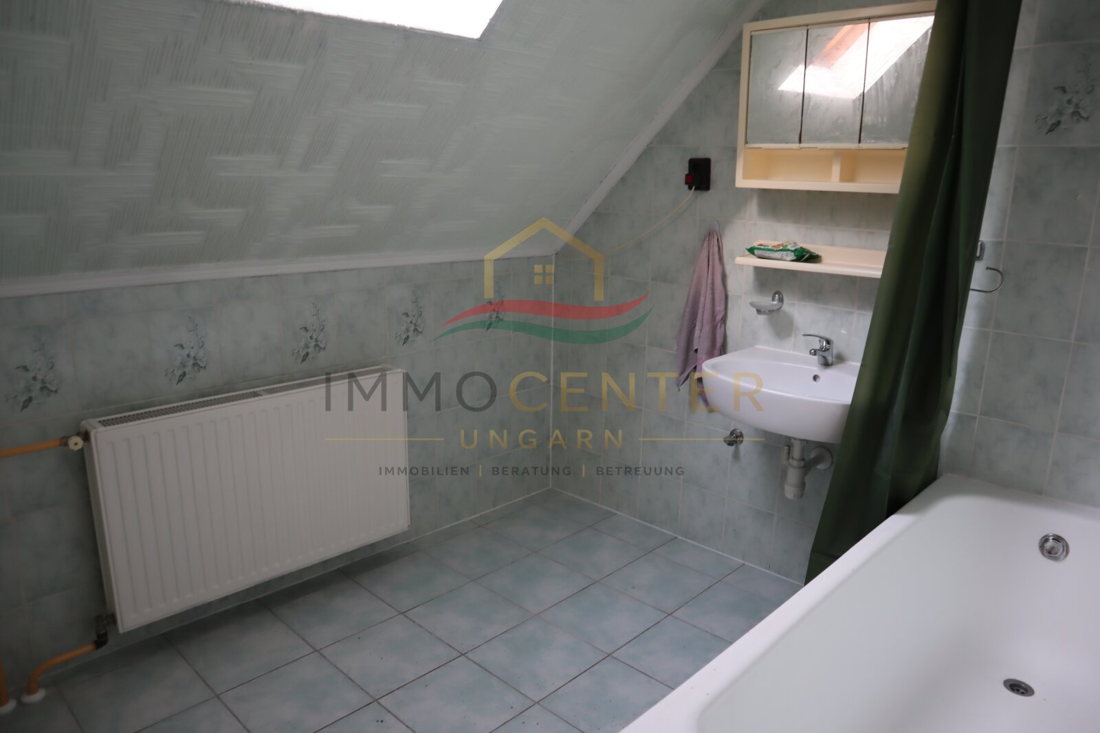 Familienhaus mit Wintergarten, Gästehaus, Pool & Sauna – bei Győr, in Gönyű! (Lux018)