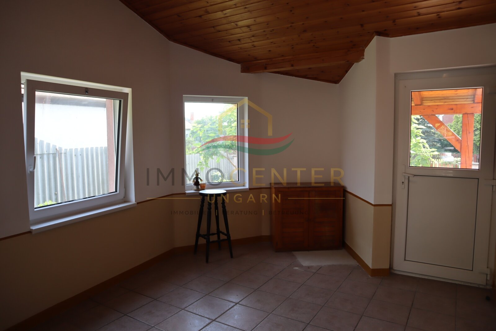 Familienhaus mit Wintergarten, Gästehaus, Pool & Sauna – bei Győr, in Gönyű! (Lux018)