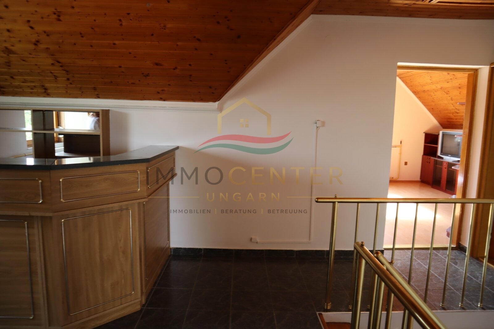Familienhaus mit Wintergarten, Gästehaus, Pool & Sauna – bei Győr, in Gönyű! (Lux018)