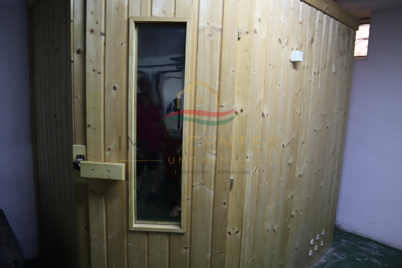 Familienhaus mit Wintergarten, Gästehaus, Pool & Sauna – bei Győr, in Gönyű! (Lux018)