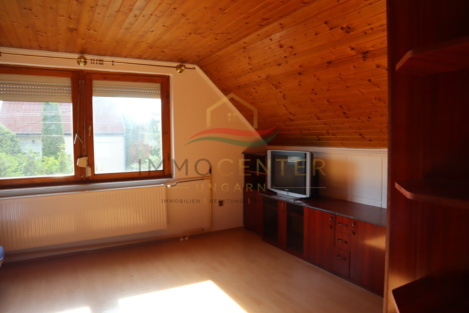 Familienhaus mit Wintergarten, Gästehaus, Pool & Sauna – bei Győr, in Gönyű! (Lux018)