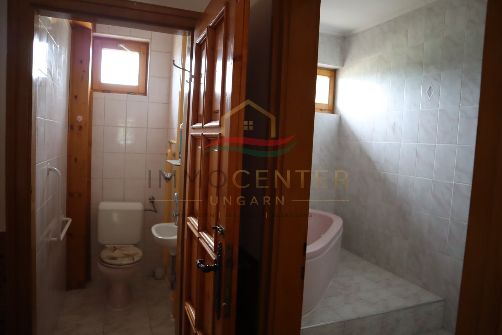 Familienhaus mit Wintergarten, Gästehaus, Pool & Sauna – bei Győr, in Gönyű! (Lux018)