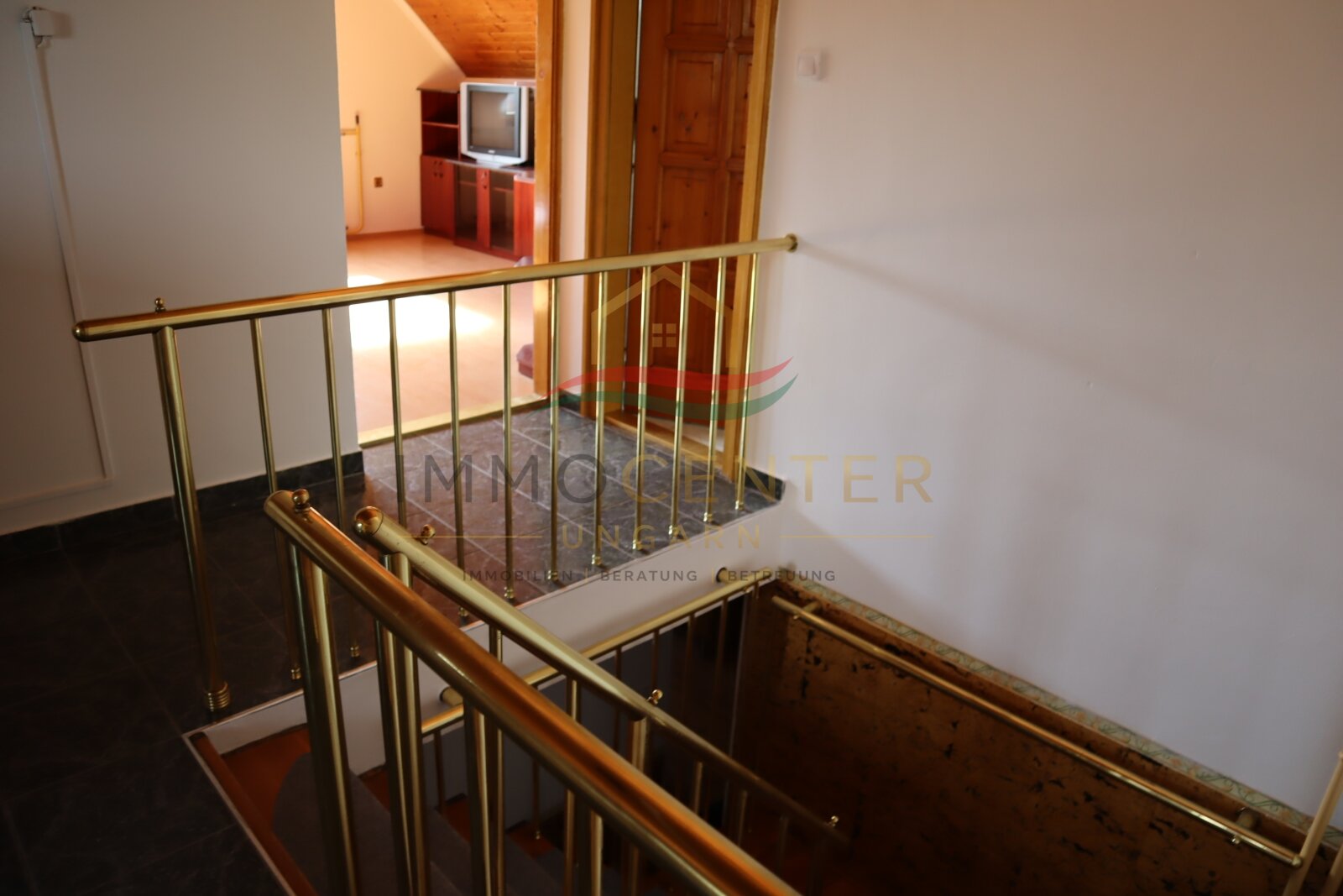 Familienhaus mit Wintergarten, Gästehaus, Pool & Sauna – bei Győr, in Gönyű! (Lux018)