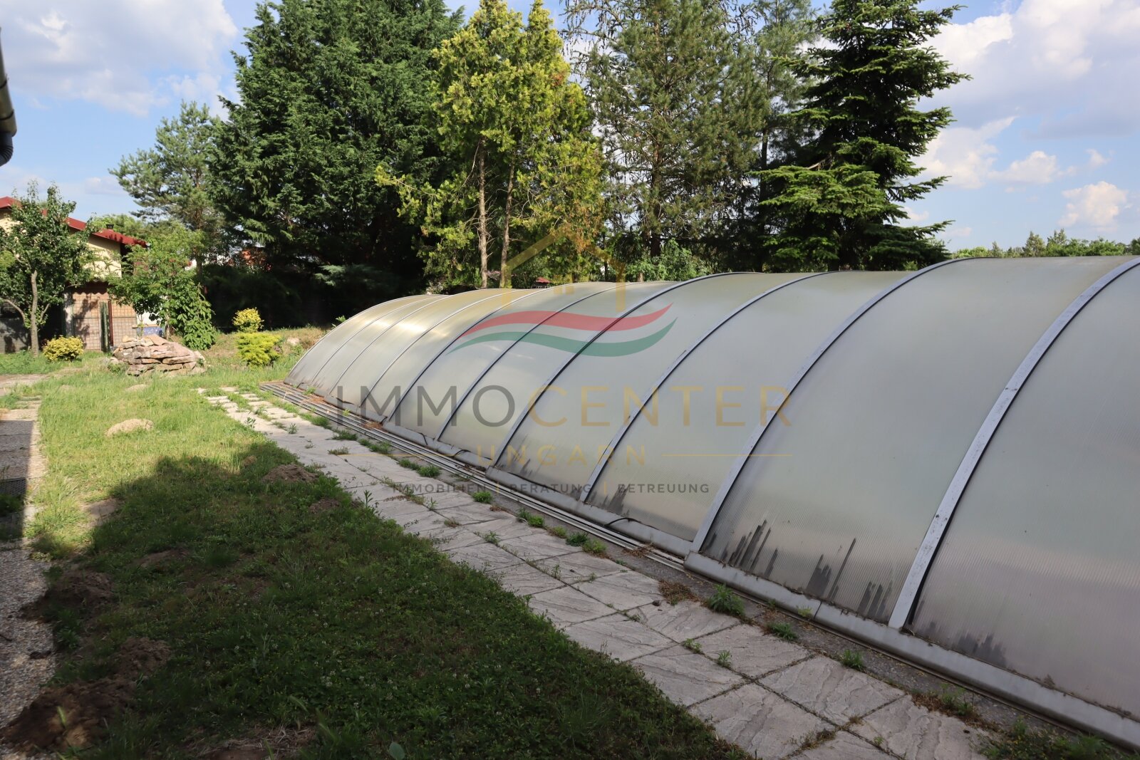 Familienhaus mit Wintergarten, Gästehaus, Pool & Sauna – bei Győr, in Gönyű! (Lux018)