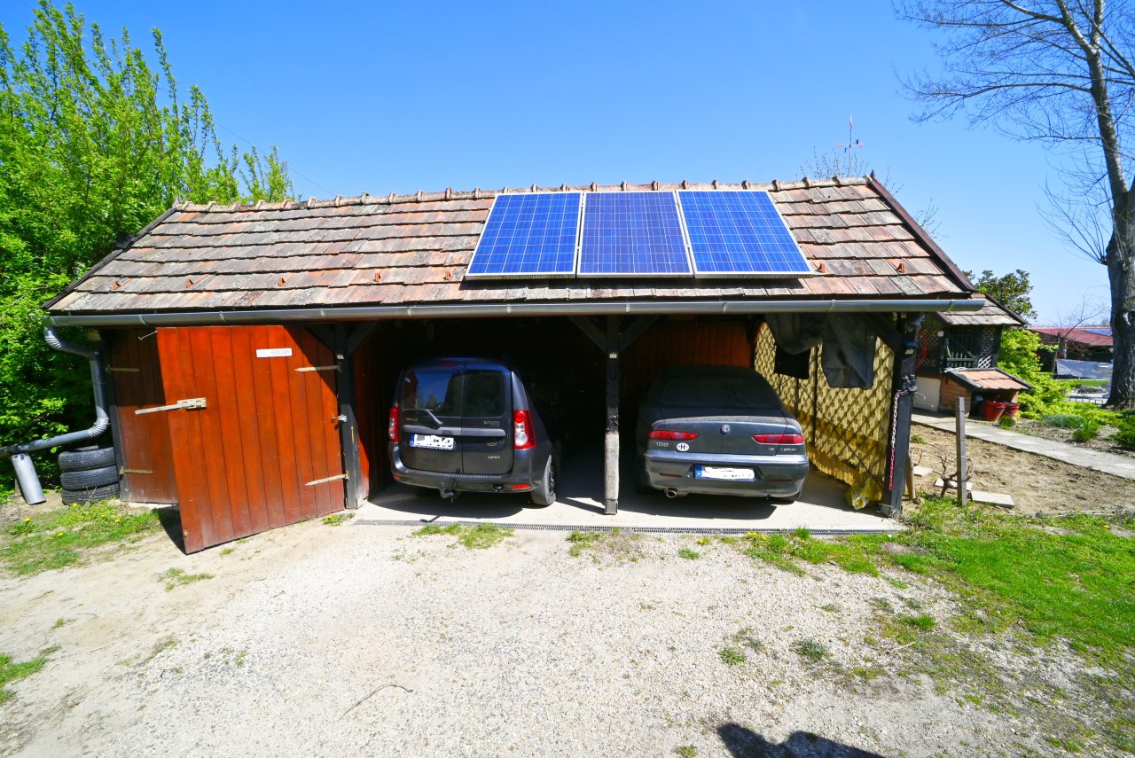 (BAB) Wunderschönes ungarisches Landhaus mit großem Grundstück und Pferdeboxen (HCM307-5) — Garaje doble y cobertizo
