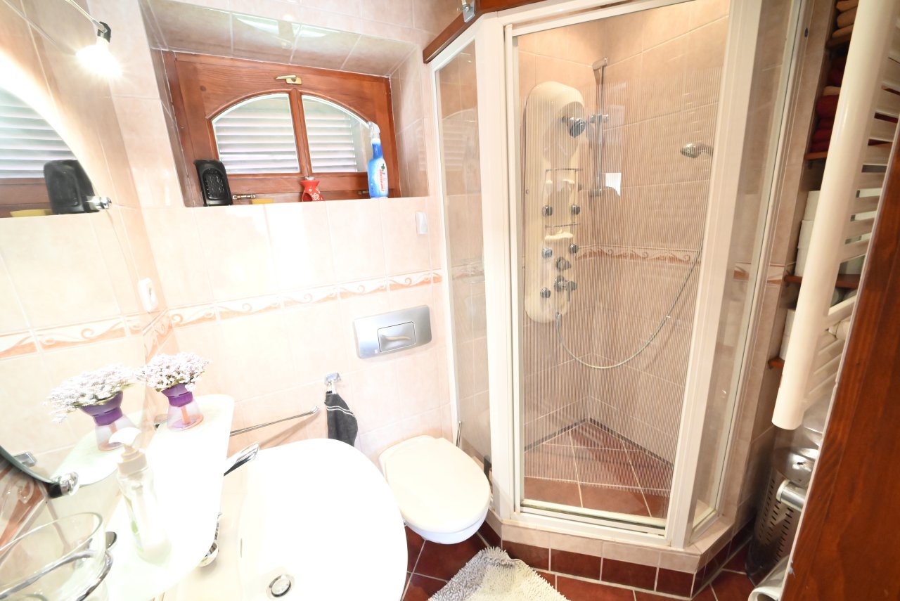 (BAB) Wunderschönes ungarisches Landhaus mit großem Grundstück und Pferdeboxen (HCM307-5) — baño 2