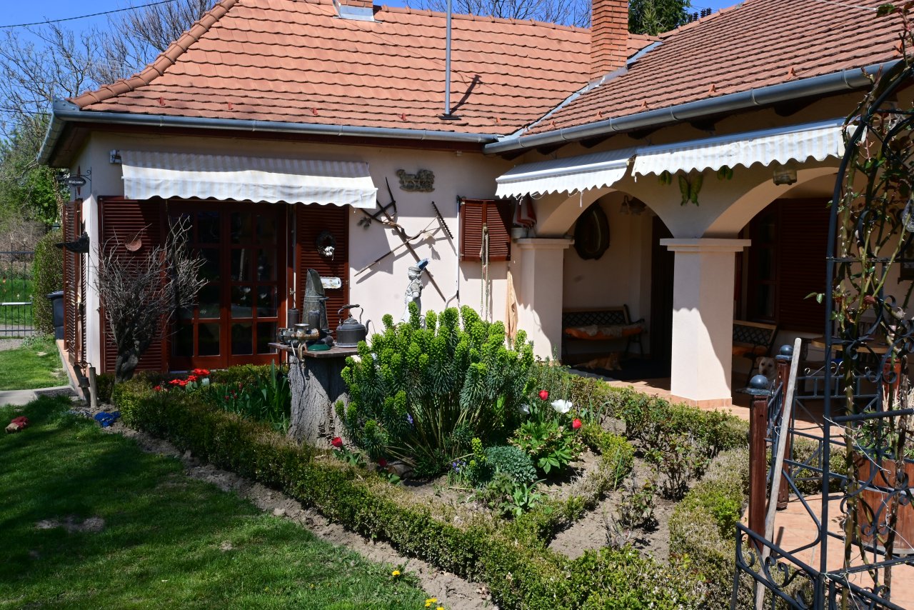 (BAB) Wunderschönes ungarisches Landhaus mit großem Grundstück und Pferdeboxen