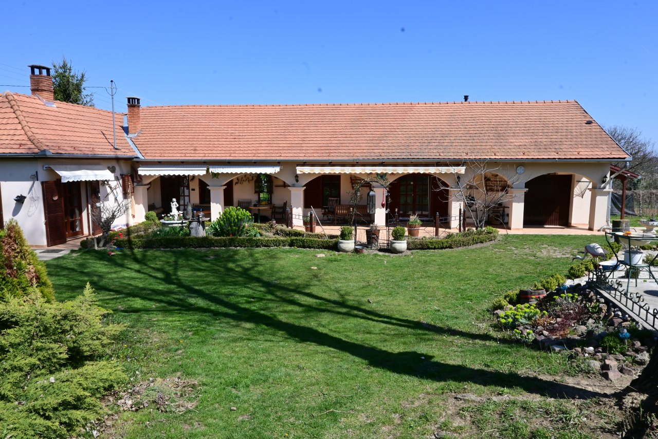 (BAB) Wunderschönes ungarisches Landhaus mit großem Grundstück und Pferdeboxen (HCM307-5)