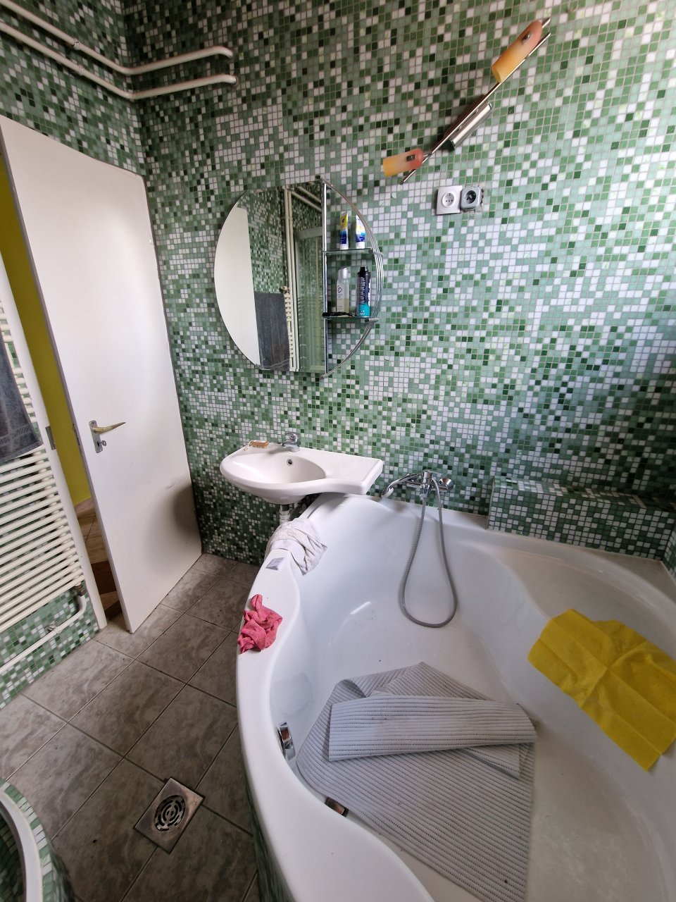 (BCA) Großes, grundsolides Haus, unterkellert, viel Platz und günstig! (HCM341-5) — Bathroom upstairs