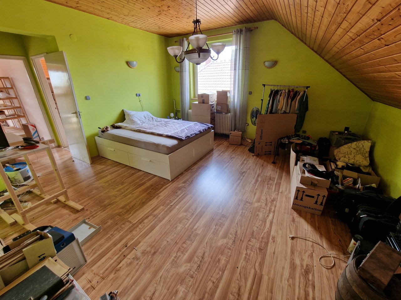 (BCA) Großes, grundsolides Haus, unterkellert, viel Platz und günstig! (HCM341-5) — Bedroom 1 upstairs