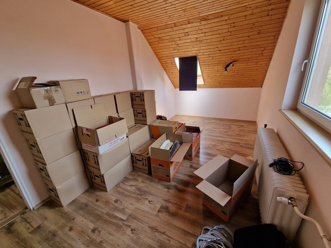 (BCA) Großes, grundsolides Haus, unterkellert, viel Platz und günstig! (HCM341-5) — Bedroom 2 upstairs