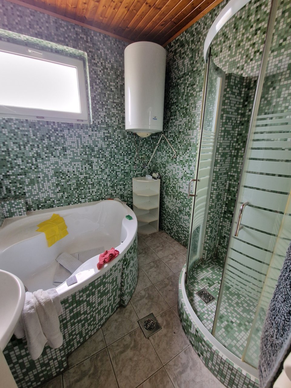 (BCA) Großes, grundsolides Haus, unterkellert, viel Platz und günstig! (HCM341-5) — Bathroom upstairs