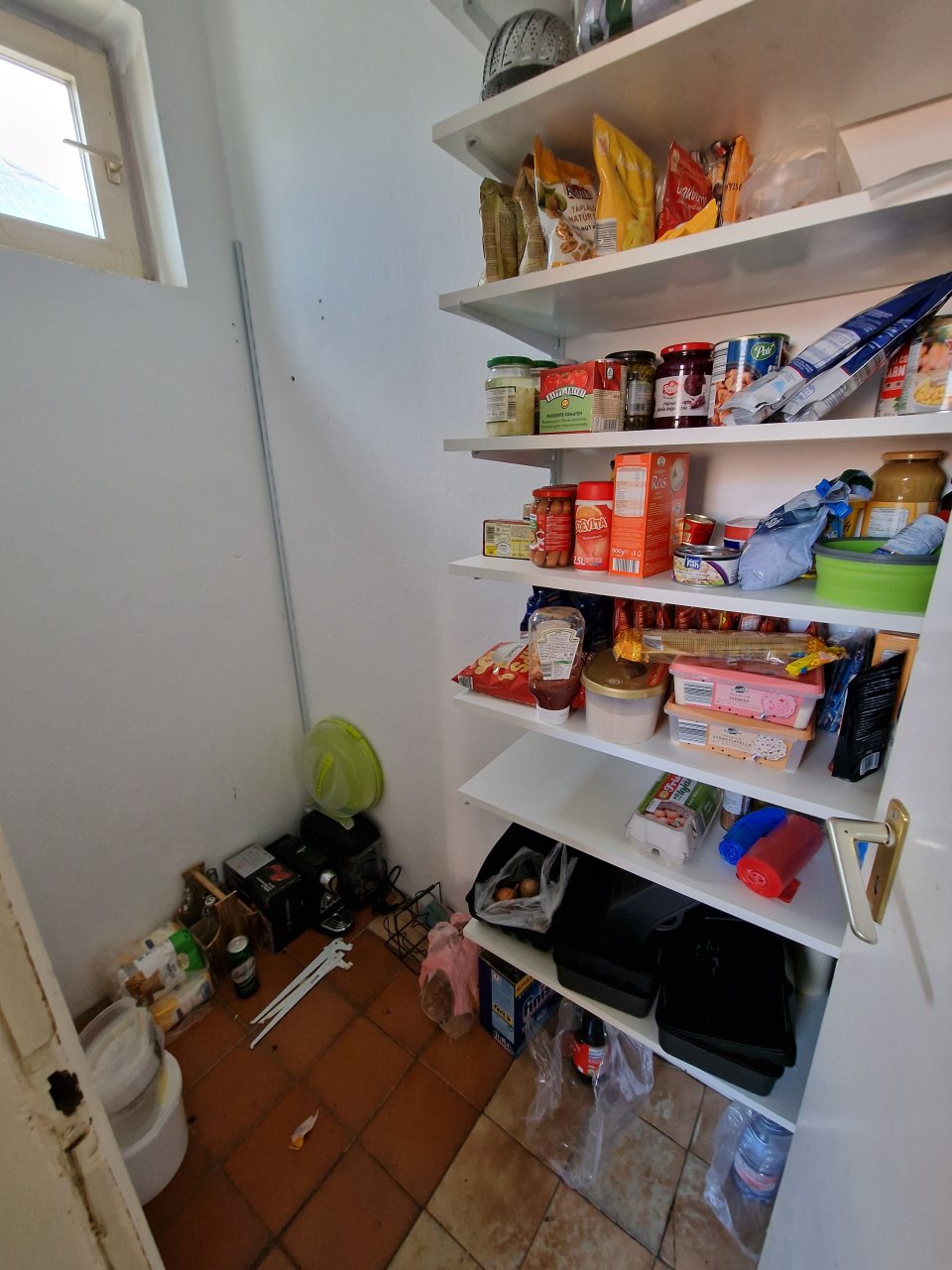 (BCA) Großes, grundsolides Haus, unterkellert, viel Platz und günstig! (HCM341-5) — pantry ground floor