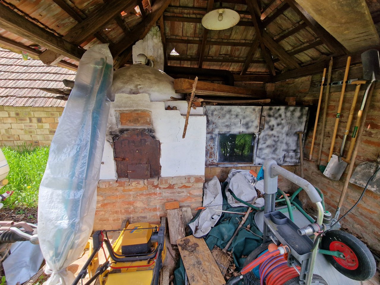 (BCA) Großes, grundsolides Haus, unterkellert, viel Platz und günstig! (HCM341-5) — bread oven