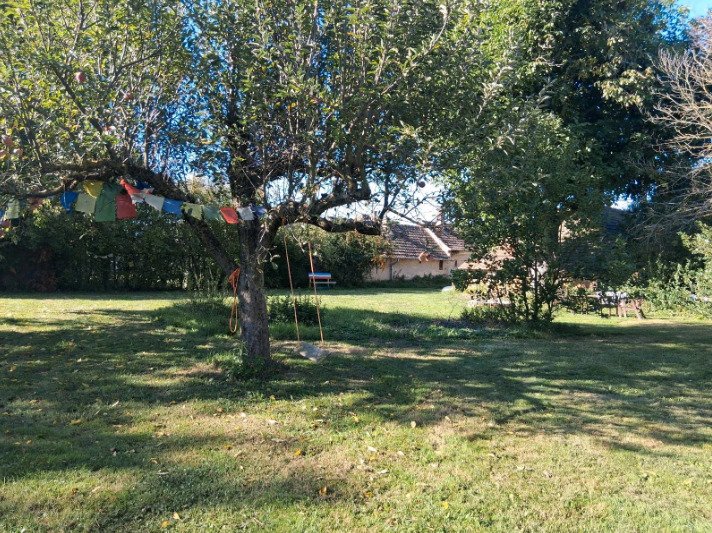 (B-A) Eingewachsenes Baugrundstück mit Werkstatt, Aufenthaltsraum und altem Baumbestand u