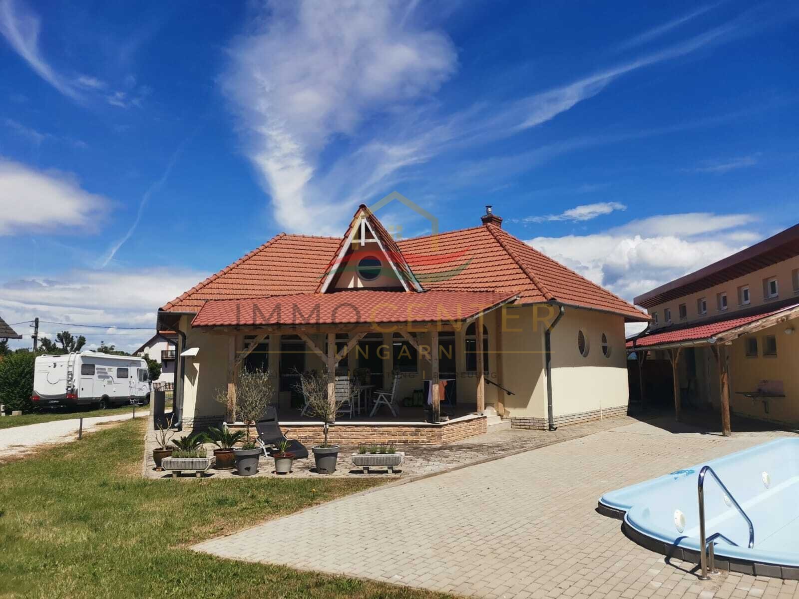 (AAA) Neuwertiges Landhaus mit Gästeappartment, Pool & Caravan-Stellplätzen