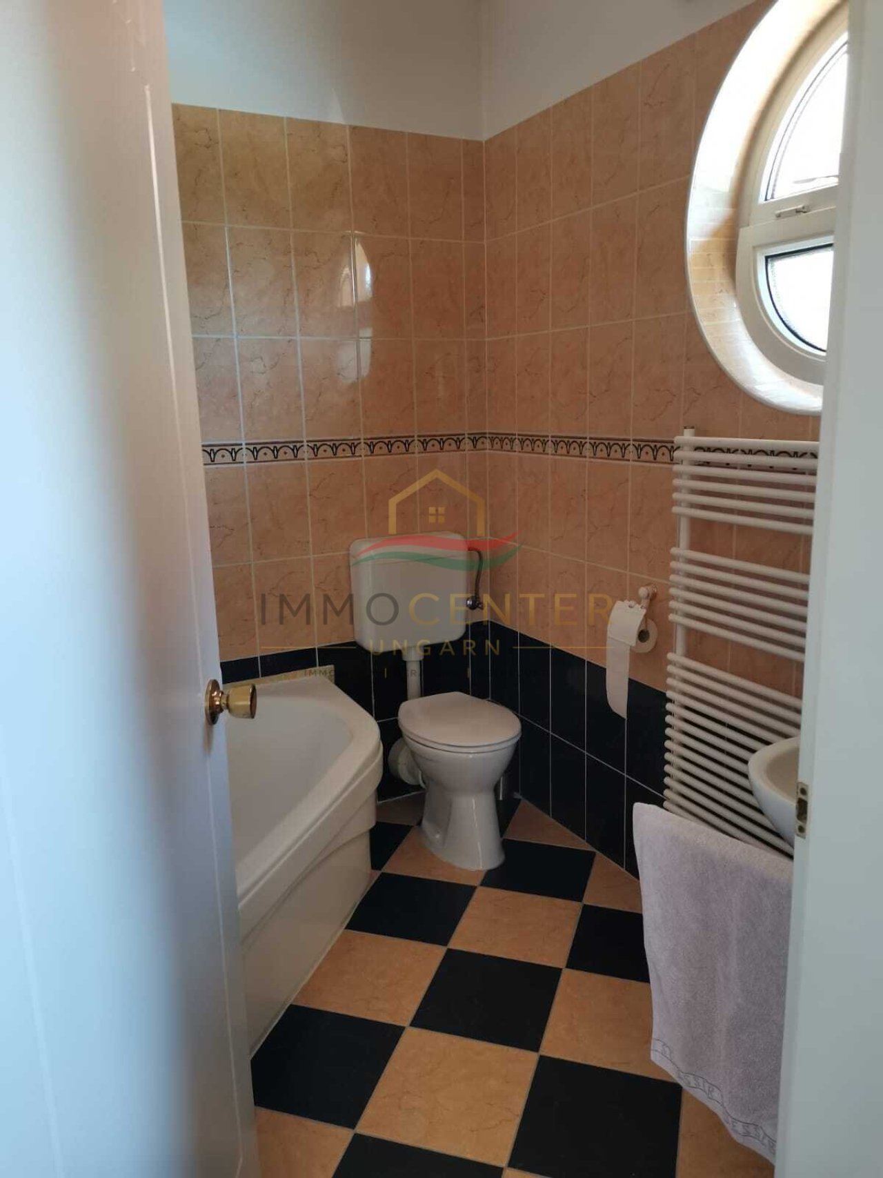 (AAA) Neuwertiges Landhaus mit Gästeappartment, Pool &amp; Caravan-Stellplätzen (CM064-G)