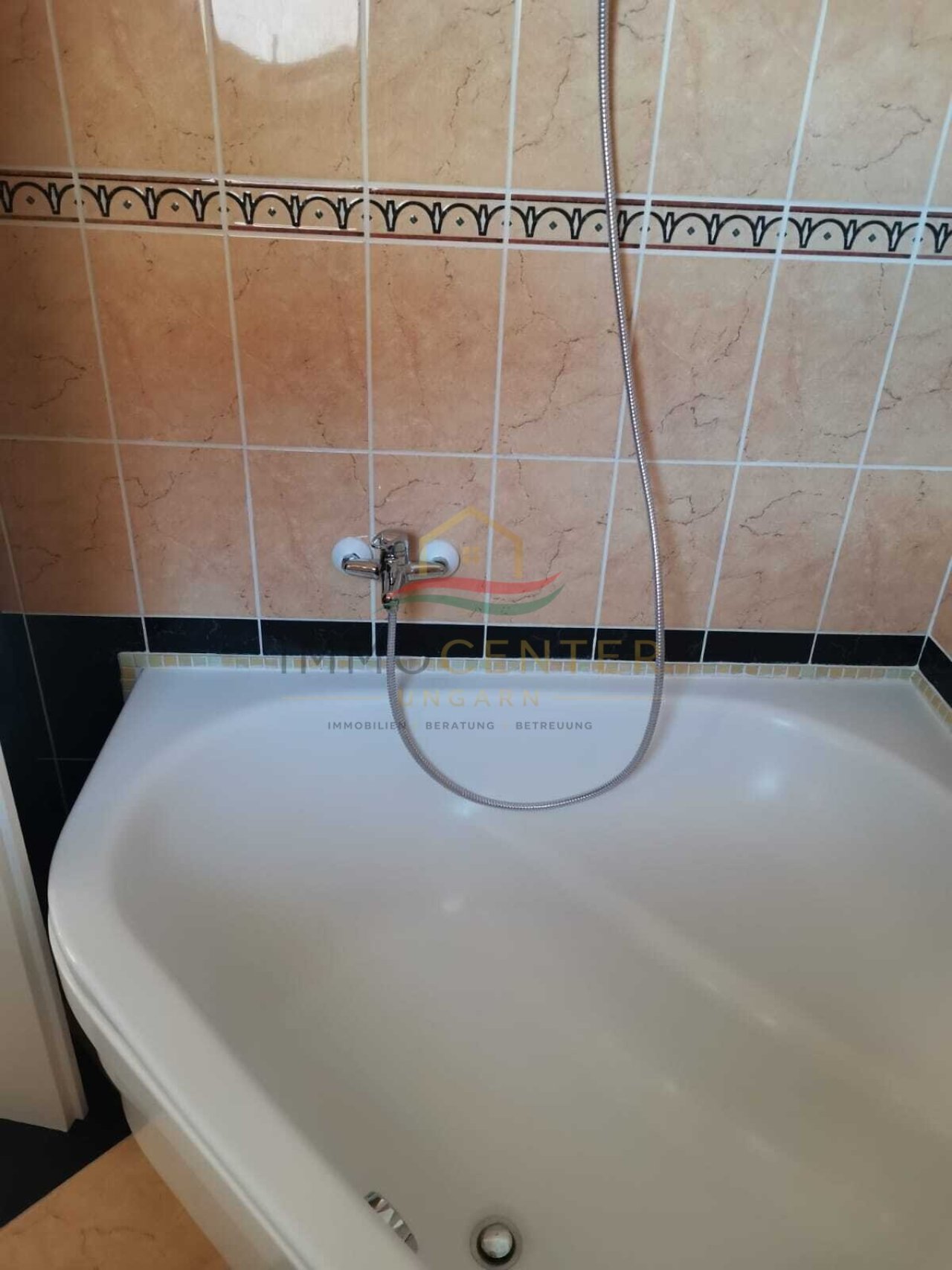(AAA) Neuwertiges Landhaus mit Gästeappartment, Pool &amp; Caravan-Stellplätzen (CM064-G)