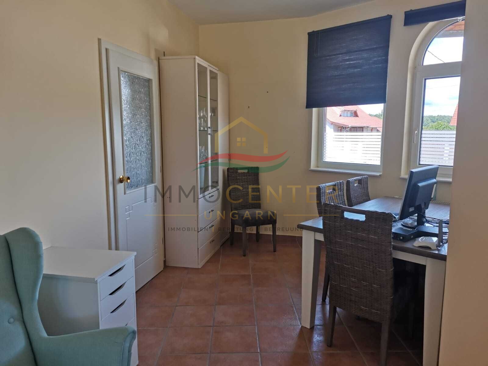 (AAA) Neuwertiges Landhaus mit Gästeappartment, Pool & Caravan-Stellplätzen (CM064-G)