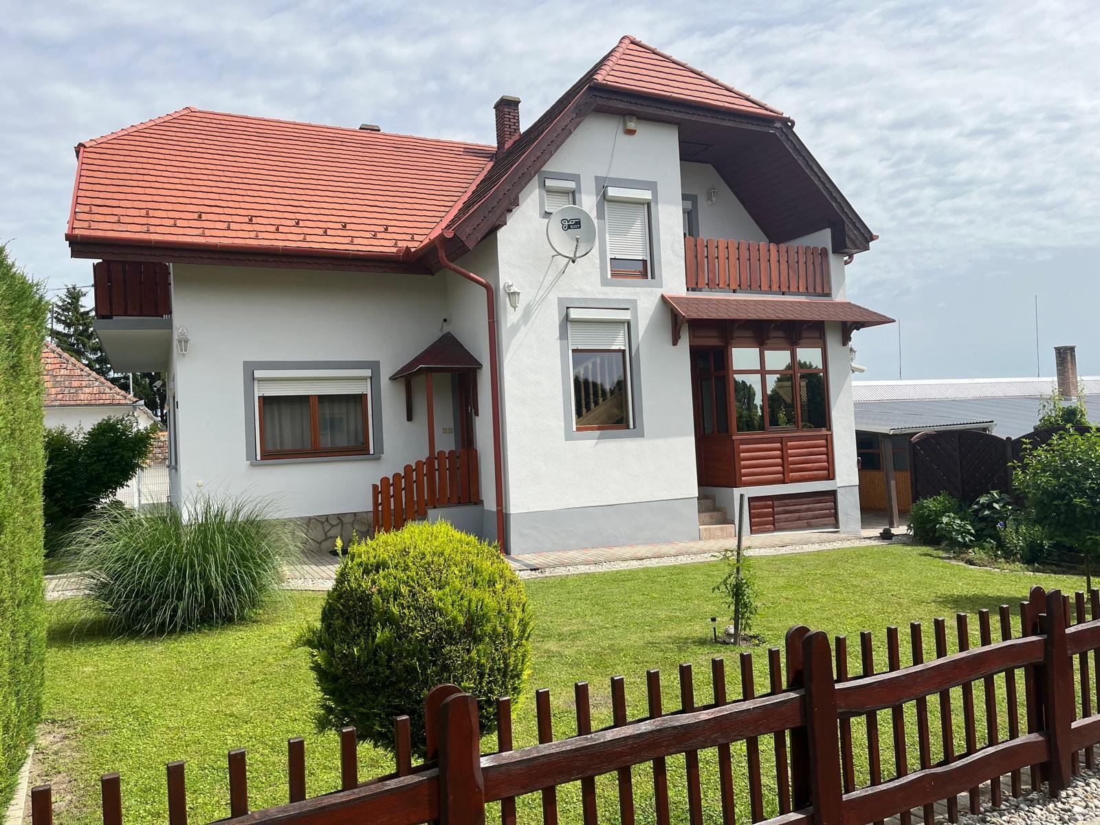 (AAAB) Schreinerei am Balaton mit vollen Auftragsbüchern & Wohnhaus